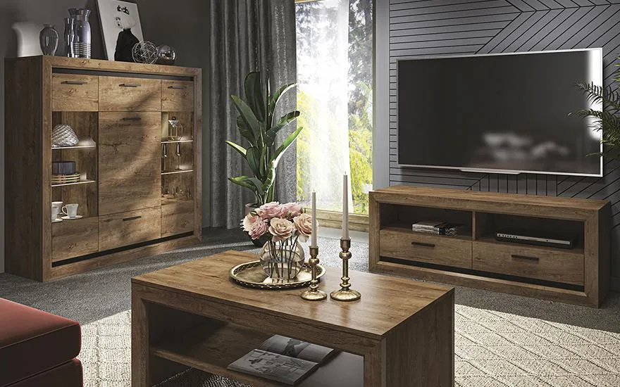 Pokój z drewnianymi meblami i telewizorem na ścianie